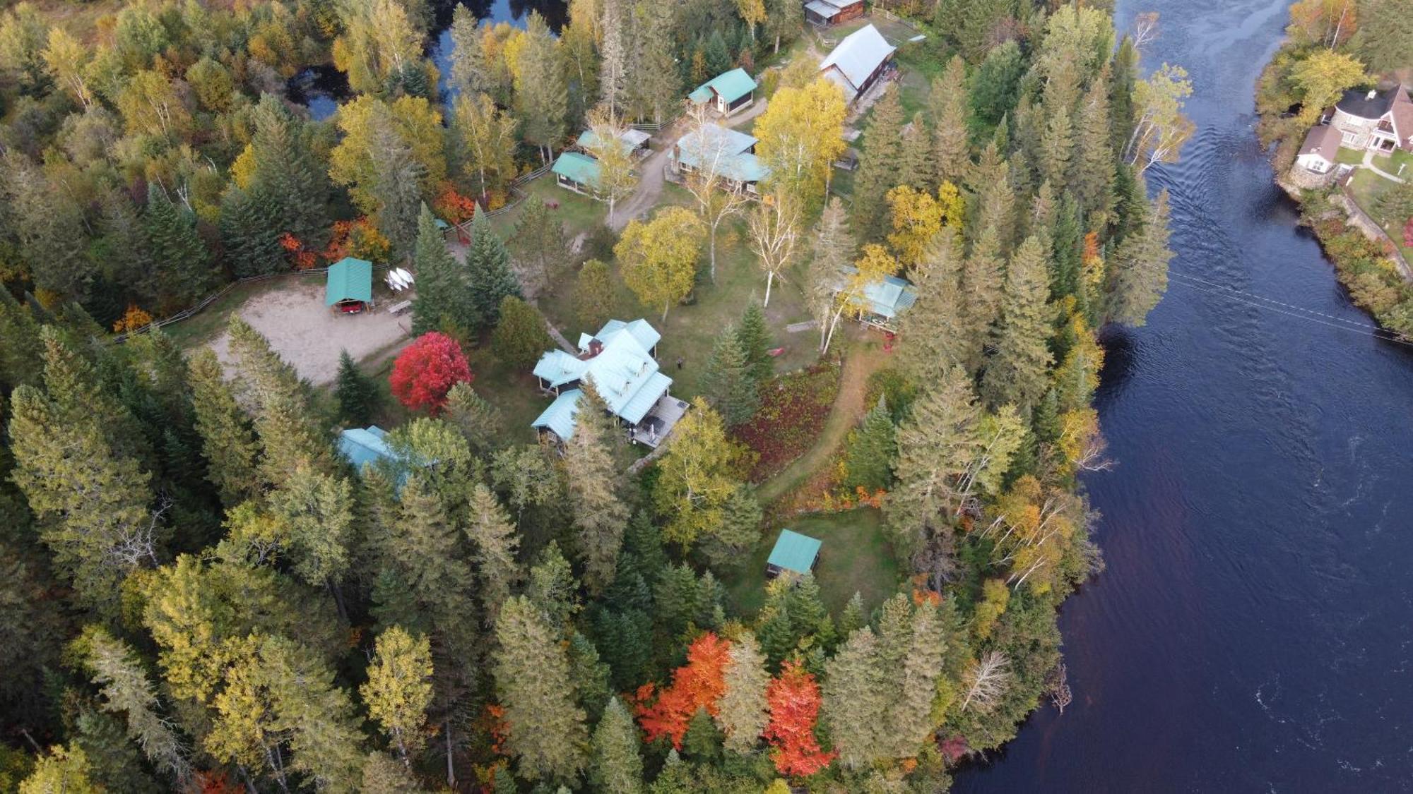 Domaine Le Bostonnais - Le Village En Bois Rond Ла Тук Екстериор снимка