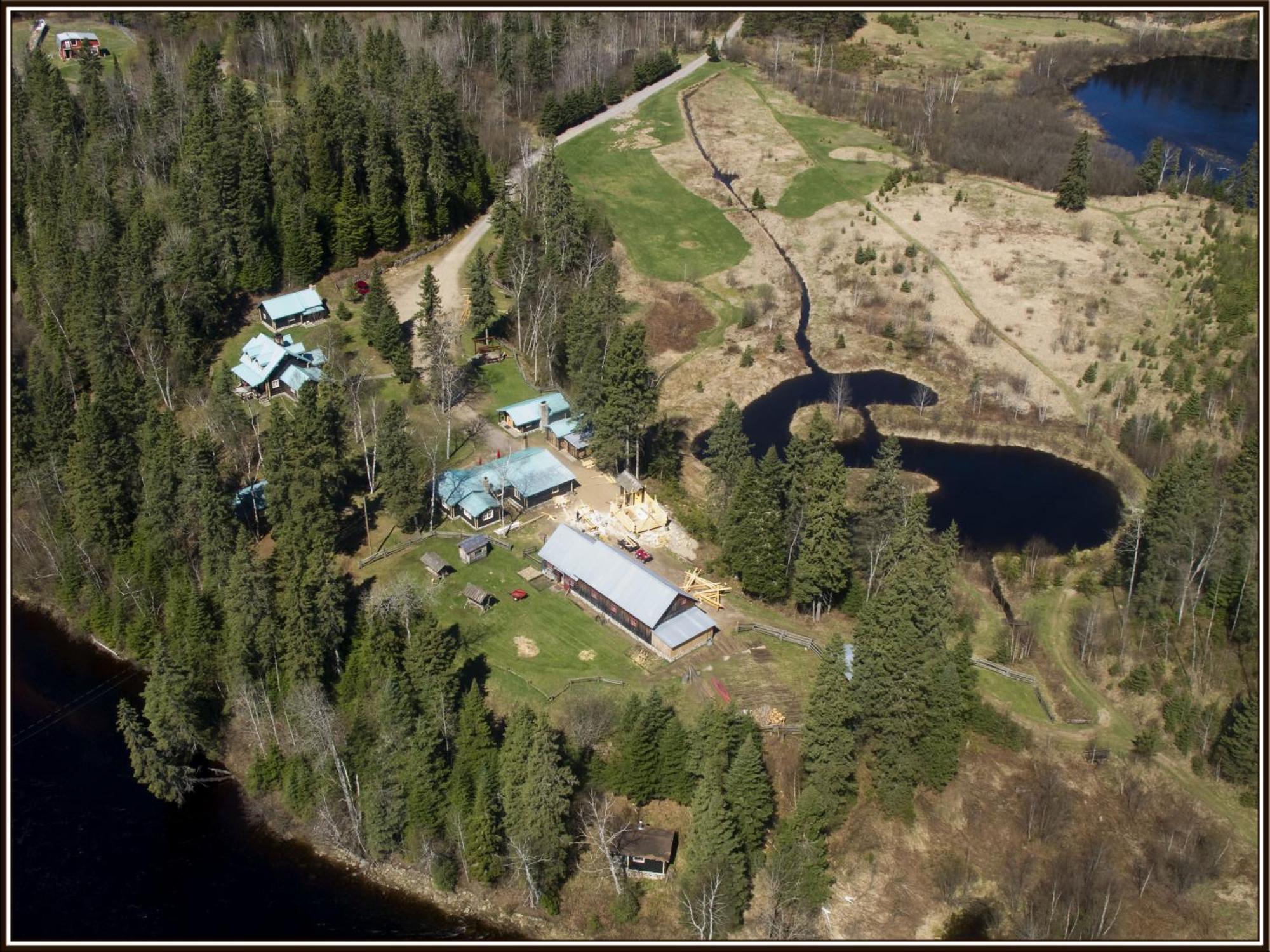 Domaine Le Bostonnais - Le Village En Bois Rond Ла Тук Екстериор снимка