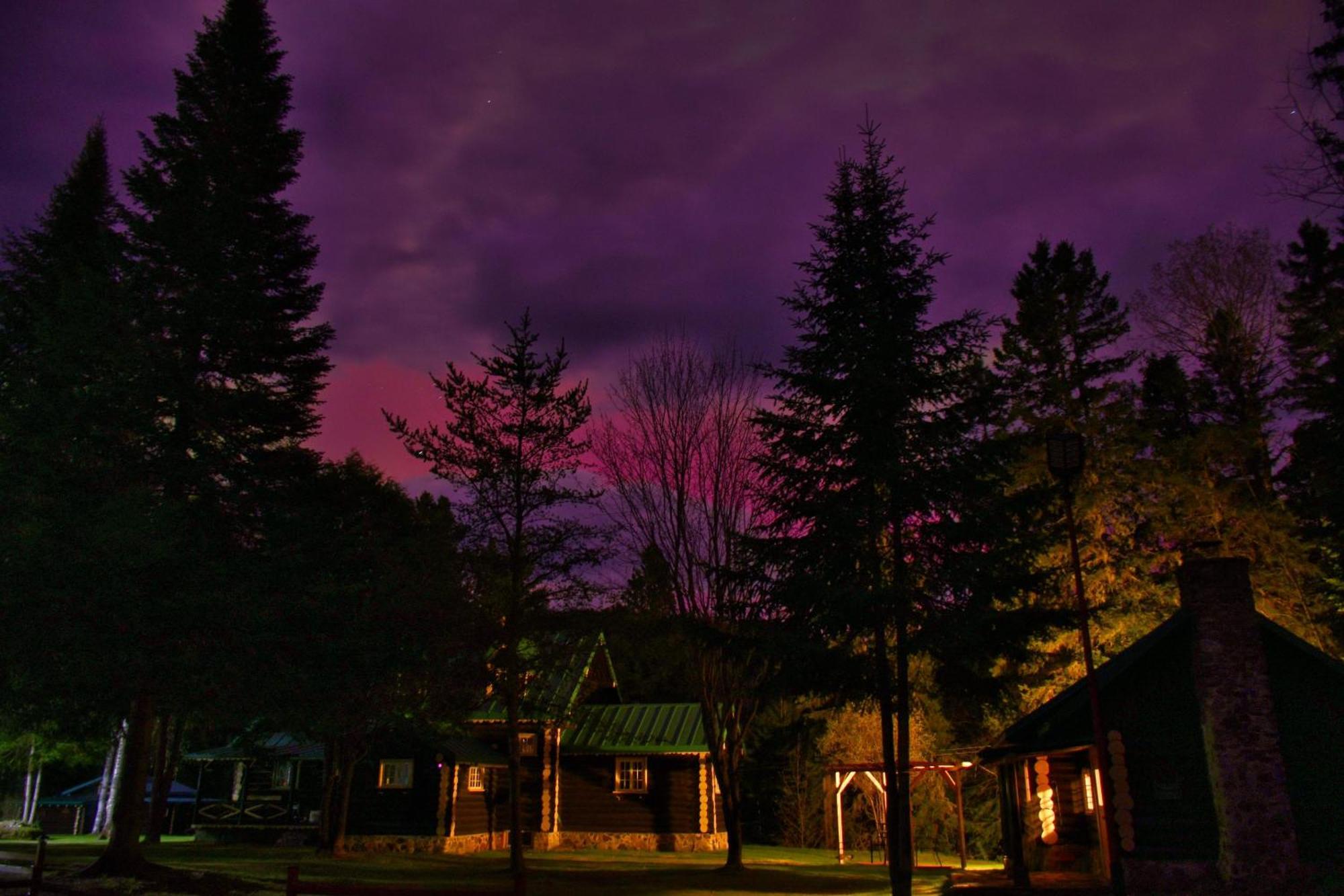 Domaine Le Bostonnais - Le Village En Bois Rond Ла Тук Екстериор снимка
